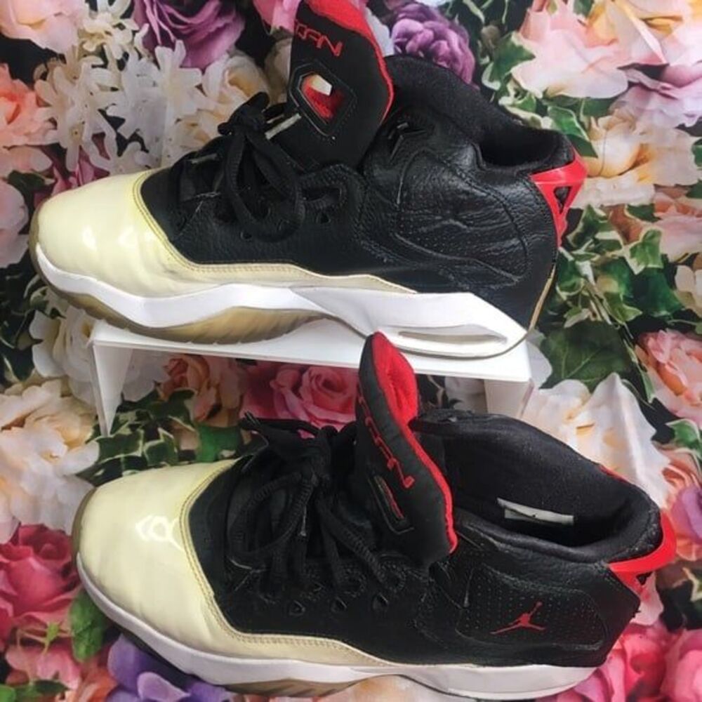 Nike Michael Jordan Hight top patent leather white black & red GUC